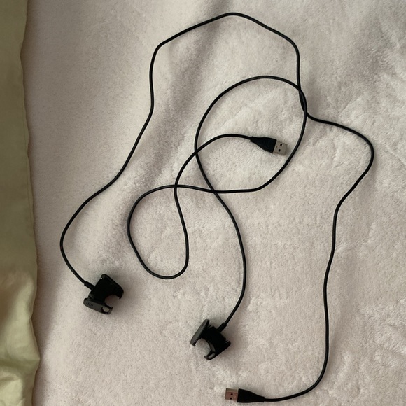 Fitbit Charge 4 , chargers and bands - Picture 4 of 6